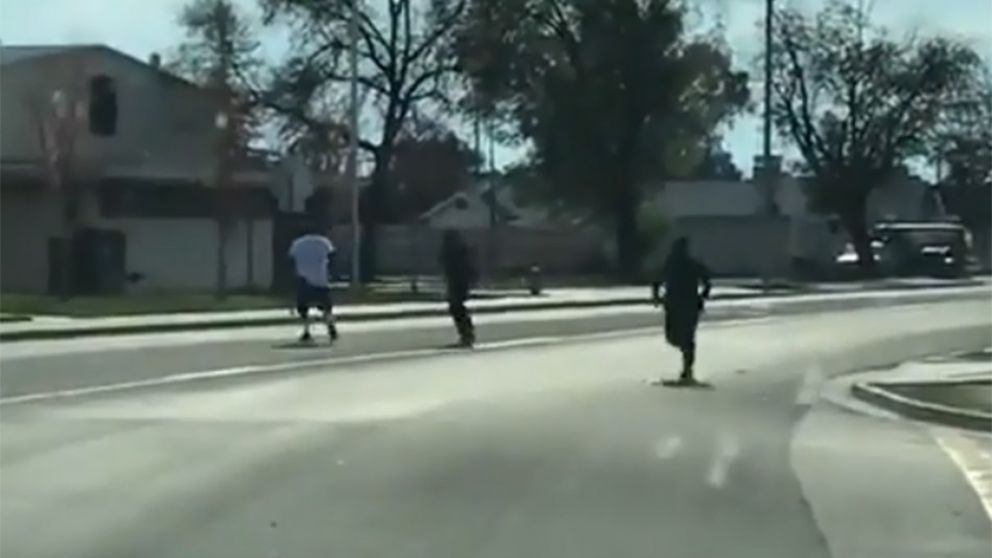 Así era perseguido el sospechoso, de blanco, por dos policías en Estados Unidos, antes de matarlo. (Captura de video)