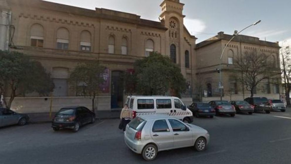 Echaron a nena del colegio por su corte de pelo