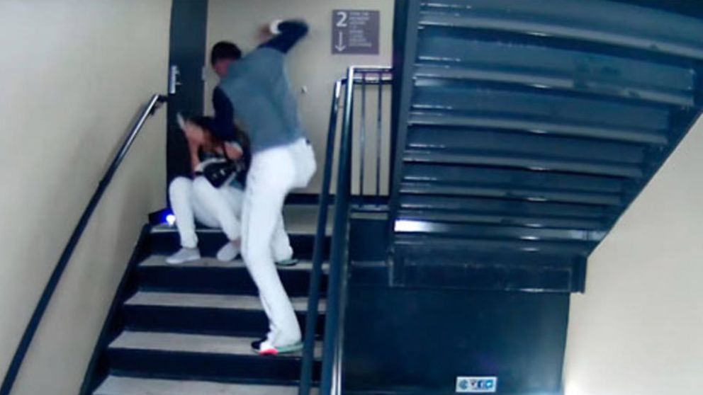 El deportista en plena agresión a su pareja. (Captura de video)