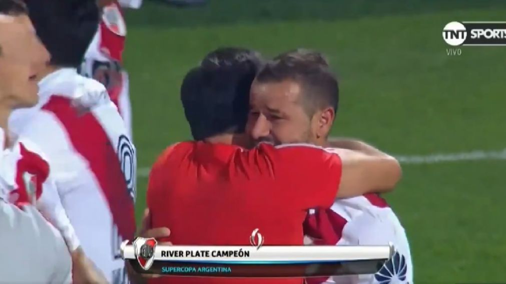 Abrazo y llanto en el desahogo del final. (Captura)