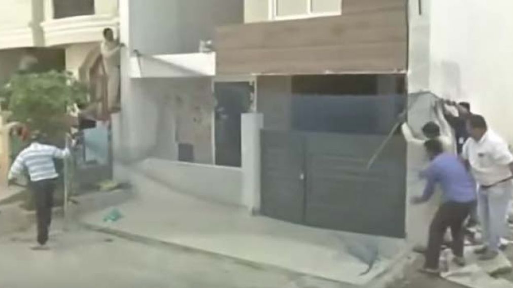 Así intentaban atrapar al leopardo suelto en plena ciudad. (Captura de video)