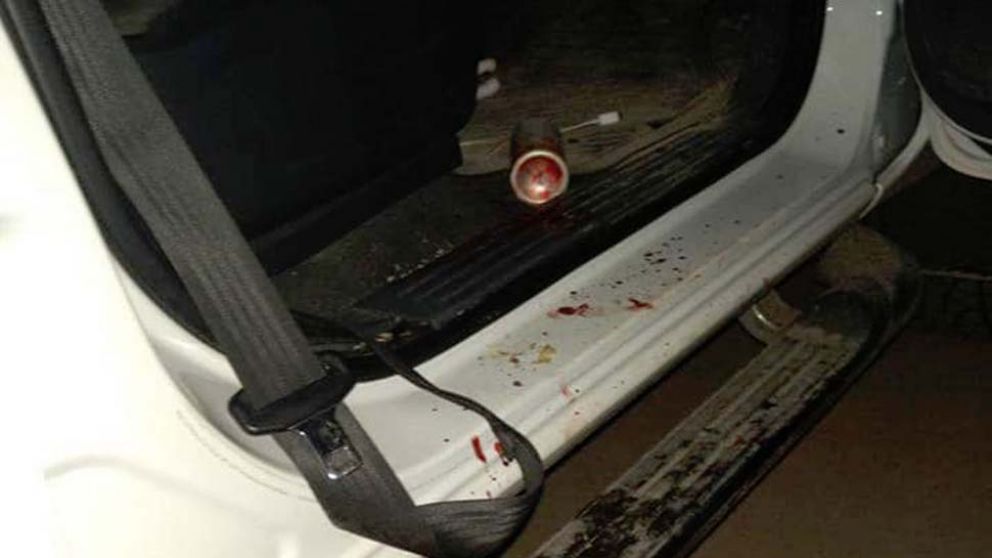 Manchas de sangre. Por todo el coche, tras los violentos golpes.