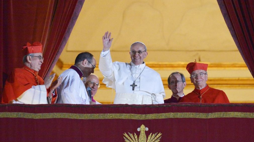 El nuevo Papa. Francisco, frente a miles de fieles en la Plaza San Pedro.
