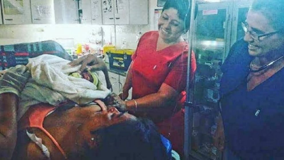Silvia y bebé recién nacido en el hospital Choele Choel.