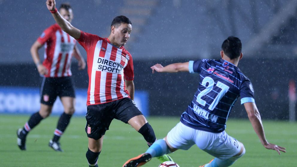 El León gana y se acomoda en la punta. (Fotobaires)