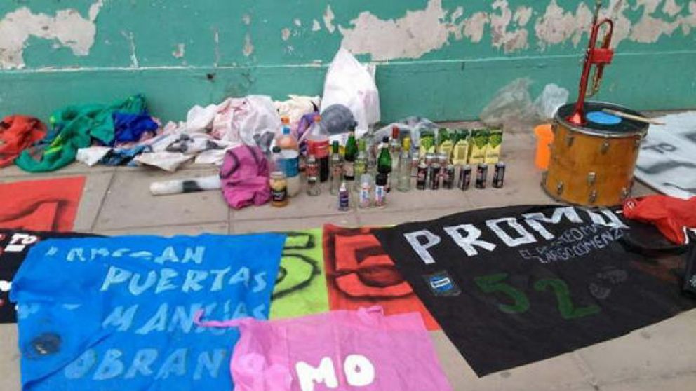 Estos objetos son parte de los elementos secuestrados por la policía a los alumnos. (El Liberal)