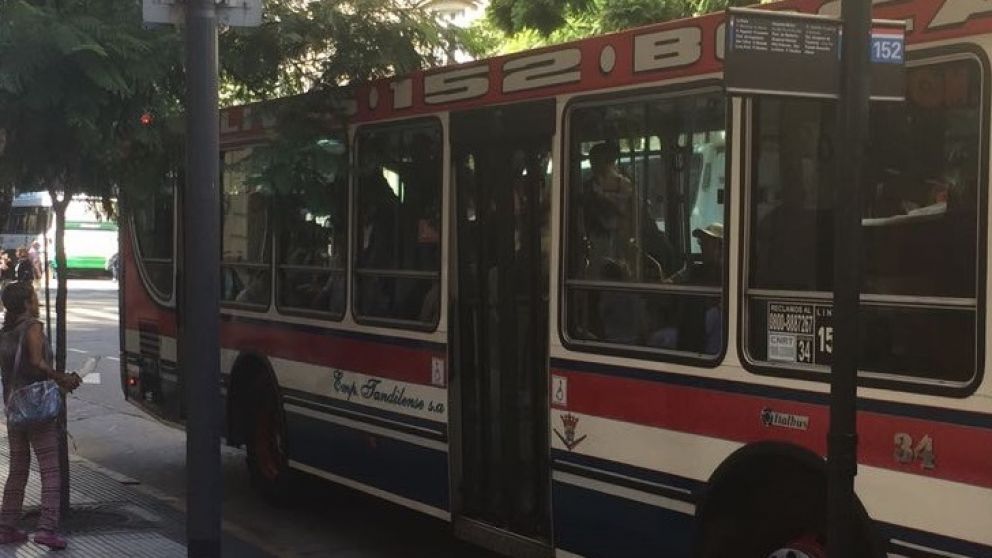 La mujer indigente fue bajada del colectivo tras protagonizar una pelea con su hija y una pasajera.