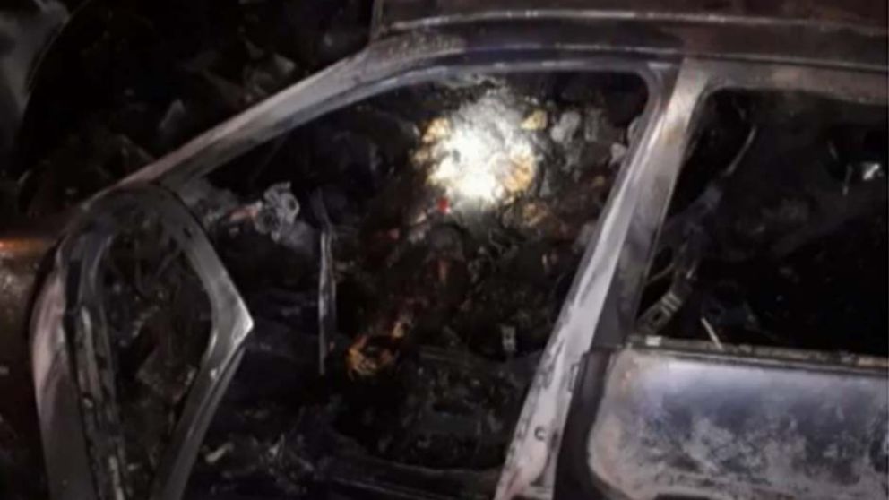 Así fue hallado el auto calcinado, con dos hombres adentro.