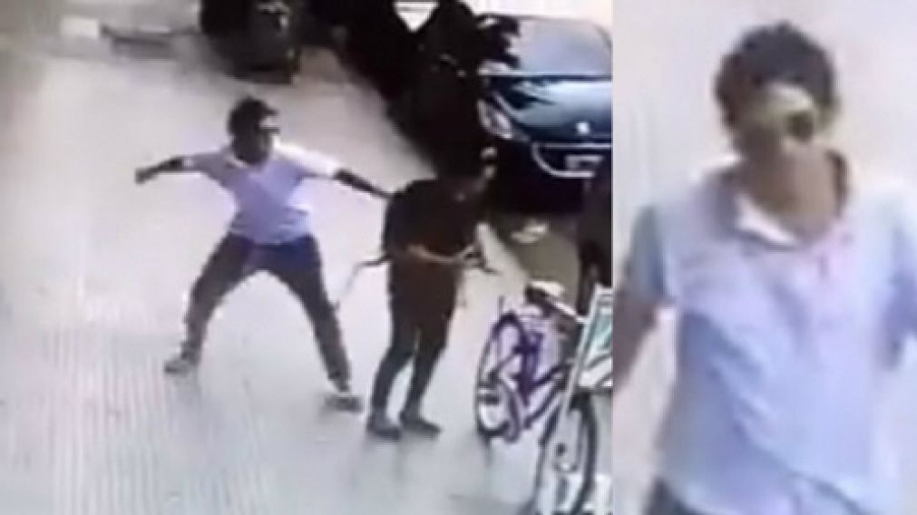 El momento en el que el violento sujeto le pega a una mujer.