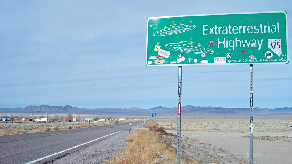 Los bares que están cerca de la entrada de la base tienen muchas alusiones a todo lo referido a la ofulogía.