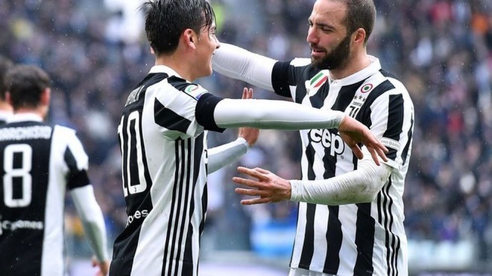 Paulo Dybala y Gonzalo Higuain festejan el liderazgo de la Juventus.