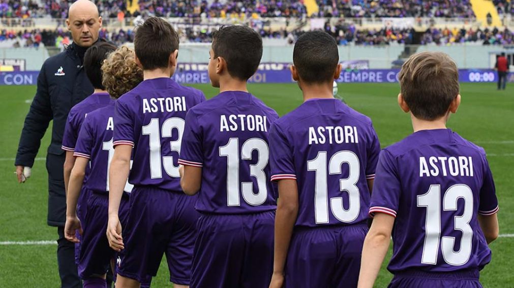 Emotivo homenaje de la Fiorentina a Davide Astori. (AFP)
