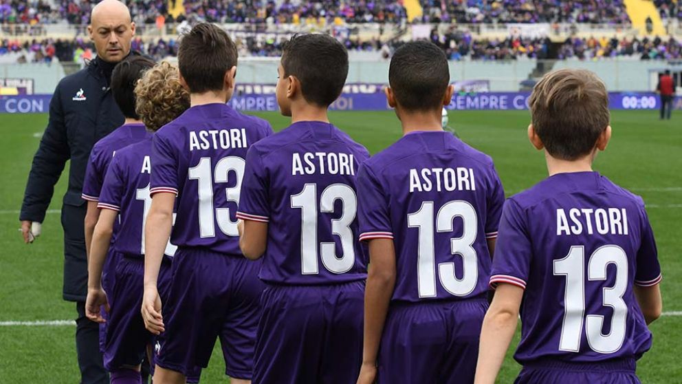 Emotivo homenaje de la Fiorentina a Davide Astori. (AFP)