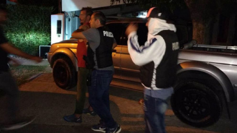 Uno de los narcotraficantes de la banda apresados junto a la lujosa camioneta.