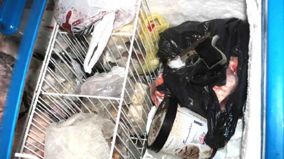 Junto al pote de helado había una pistola de calibre 22.