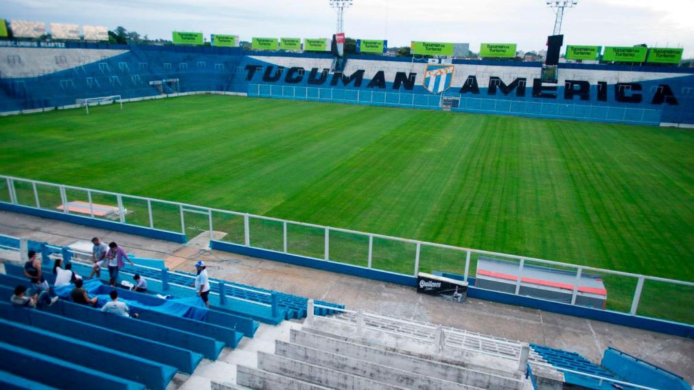 Familiares de nene baleado entraron el ata�d al estadio del Decano�