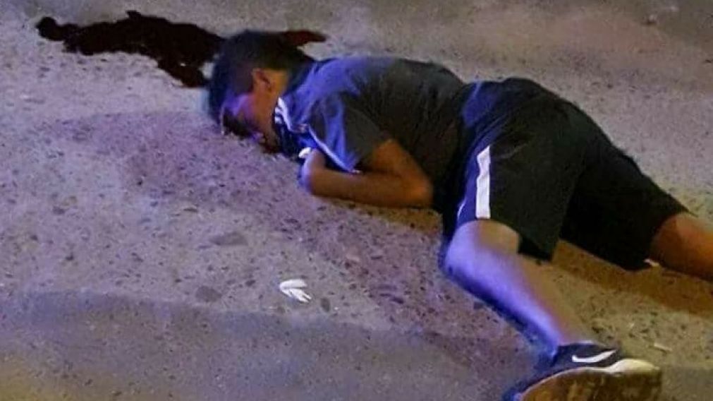 El cuerpo de Facundo yace en la calle, sin vida.