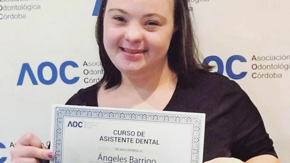 La joven cordobesa, de 24 años, posa orgullosa con su titulo.