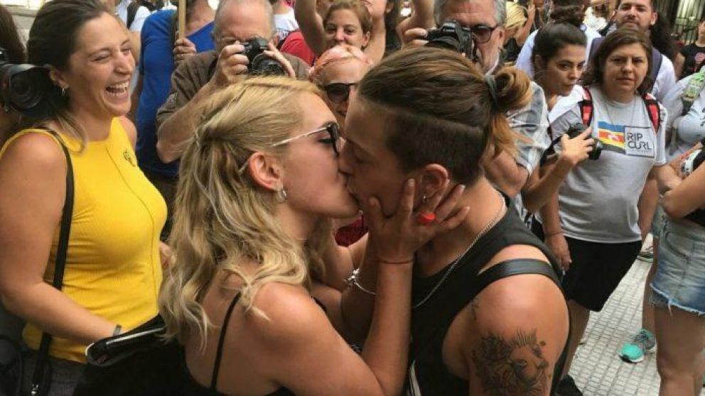 Procesan a la chica que besó a su novia en Constitución