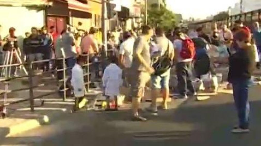 Los vecinos aprovecharon el incidente para hacerse de diarios y revistas del camion afectado. (Captura).