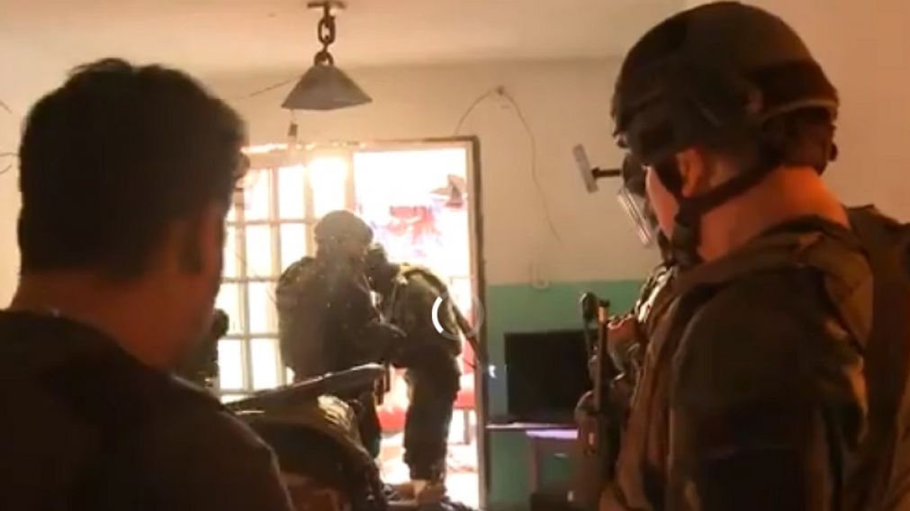Los efectivos durante el procedimiento. (Captura)