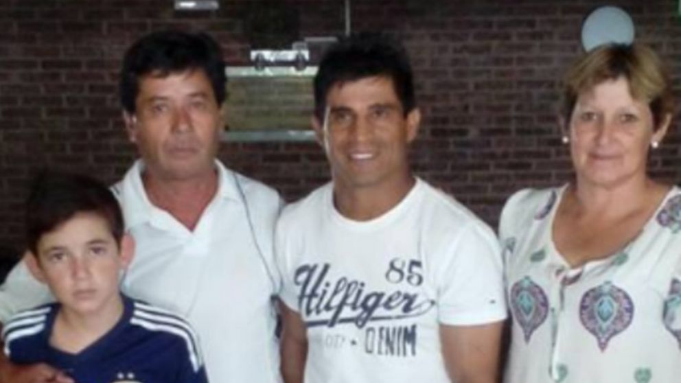 Rodrigo Bacidalupe junto a sus padres y Hugo Ibarra, en Boca tras firmar el contrato (lapazdigital.com.ar)
