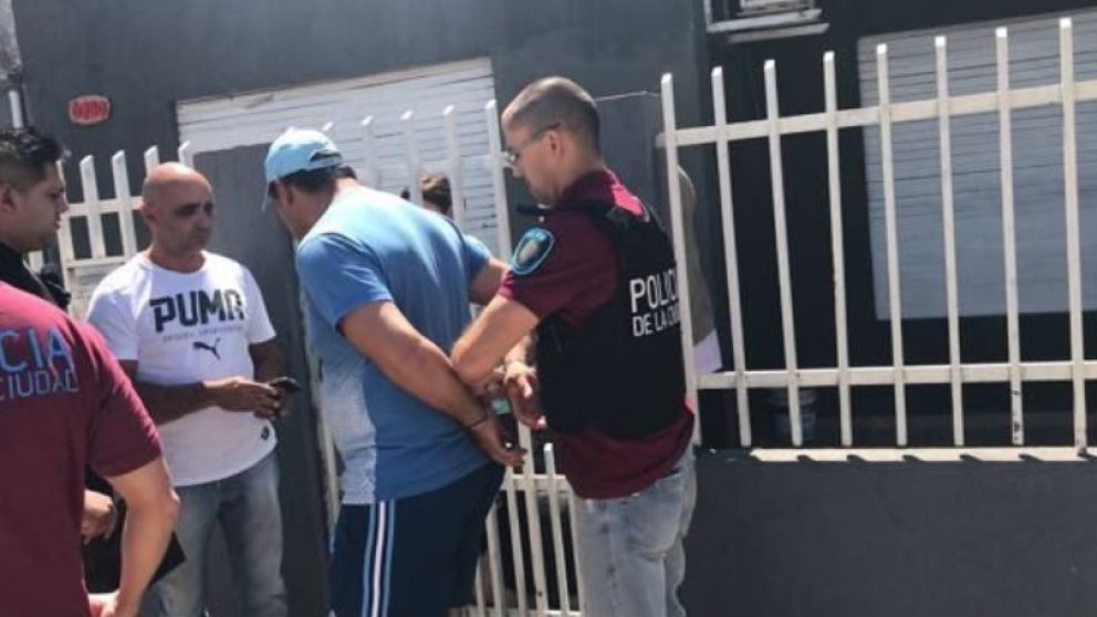 Así trasladaban al degenerado, que trabaja como empleado de limpieza en el hospital, donde esta internado la joven. (@AlertaProvincia)