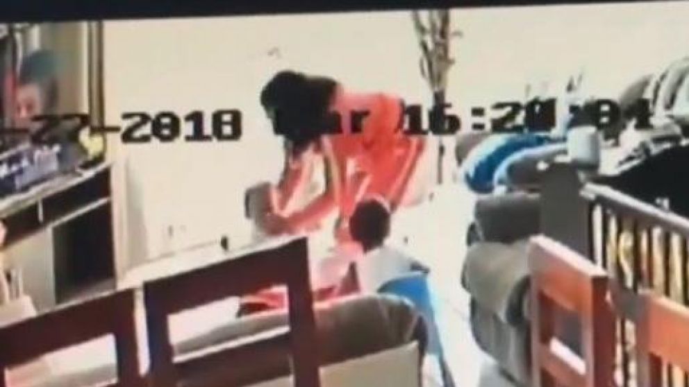 La niñera fue captada maltratando a dos menores pero la justicia no lo considero un delito.