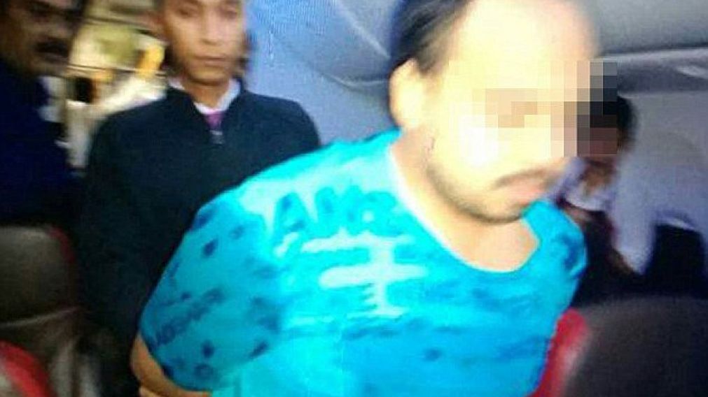 De esta manera era trasladado el bangladeshí cuando aterrizó el avión.