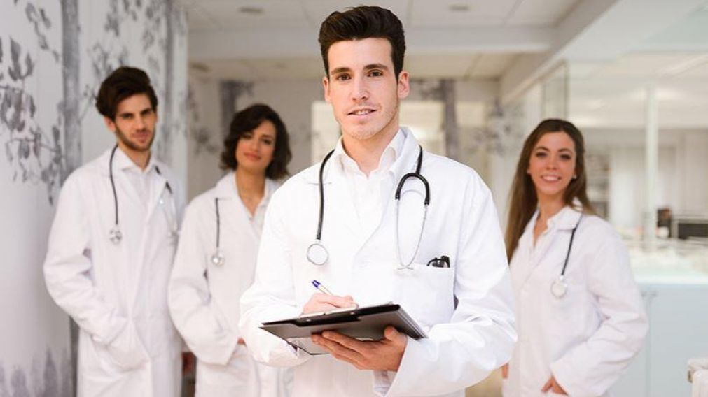 Medicos protestaron por sus altos salarios mientras recortan el presupuesto general. (Imagen ilustrativa).