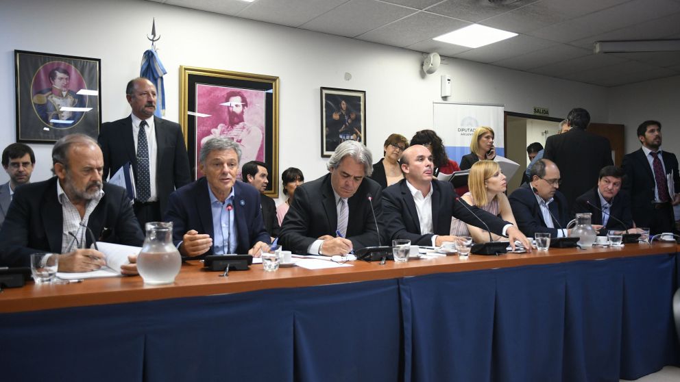 Se debatieron tres proyectos que contienen los 22 capítulos del DNU de desburocratización del estado.