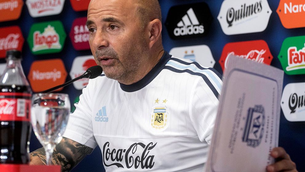 Sampaoli ya tiene la lista de jugadores para la gira por Europa previa al Mundial. (AFP)