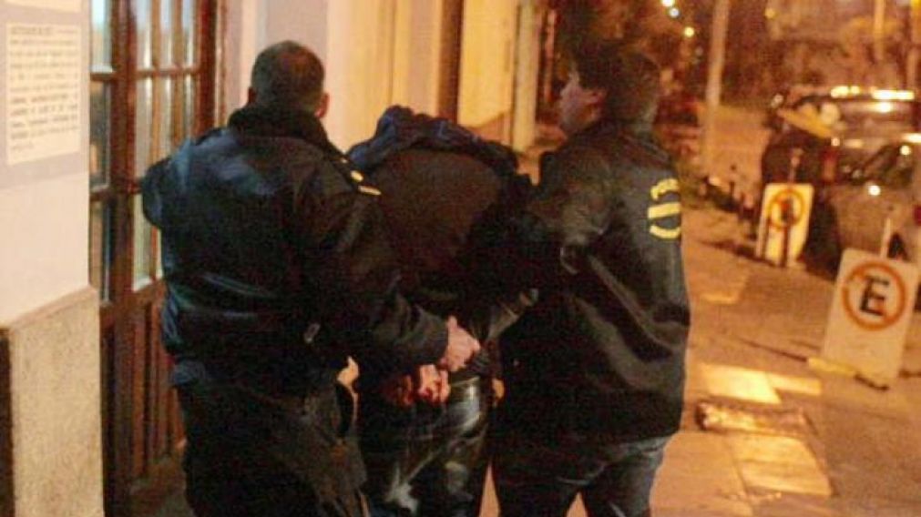 Así trasladaron al detenido (Cortesía El Liberal).