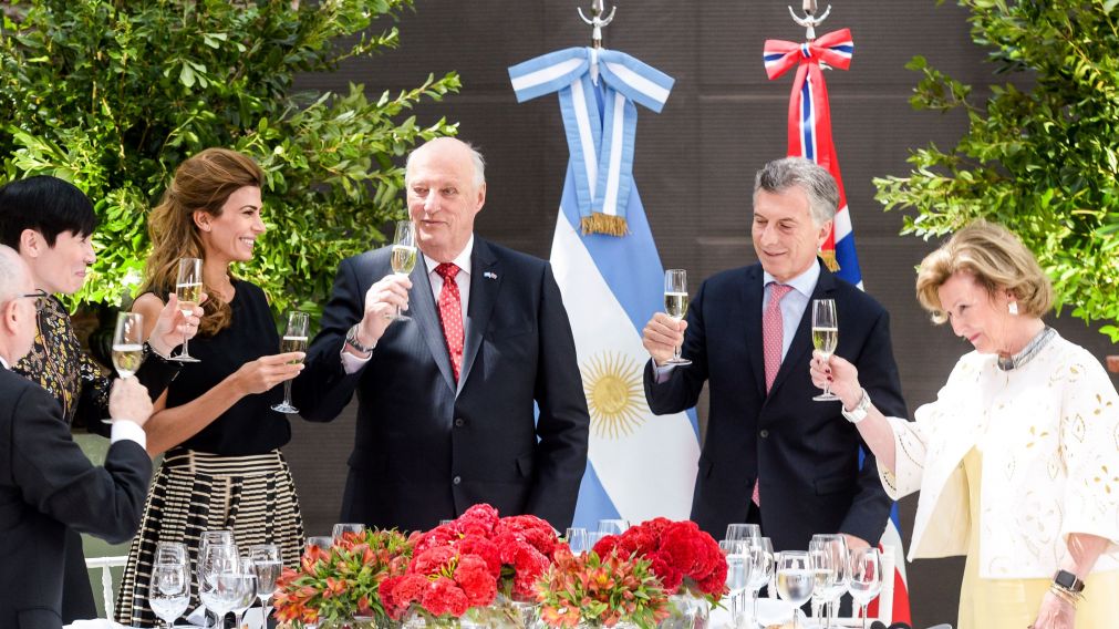 El Presidente y su esposa almorzaron con la pareja real de Noruega en la casa de Gobierno.