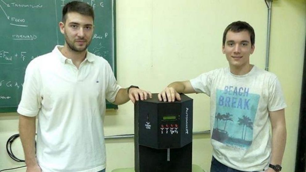 Dos estudiantes crearon la maquina para hacer el mejor fernet.
