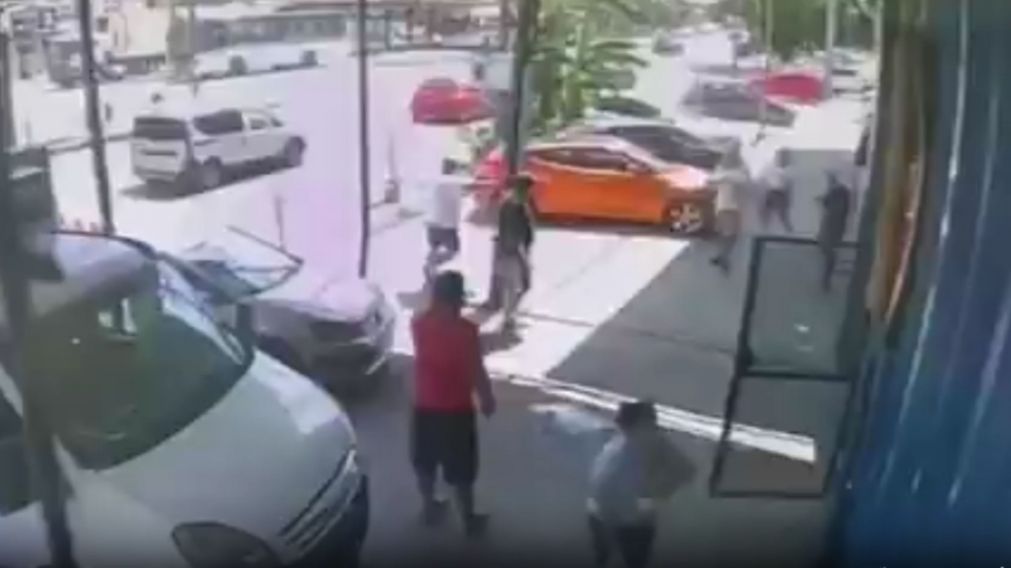 Una cámara de seguridad registró el violento hecho.