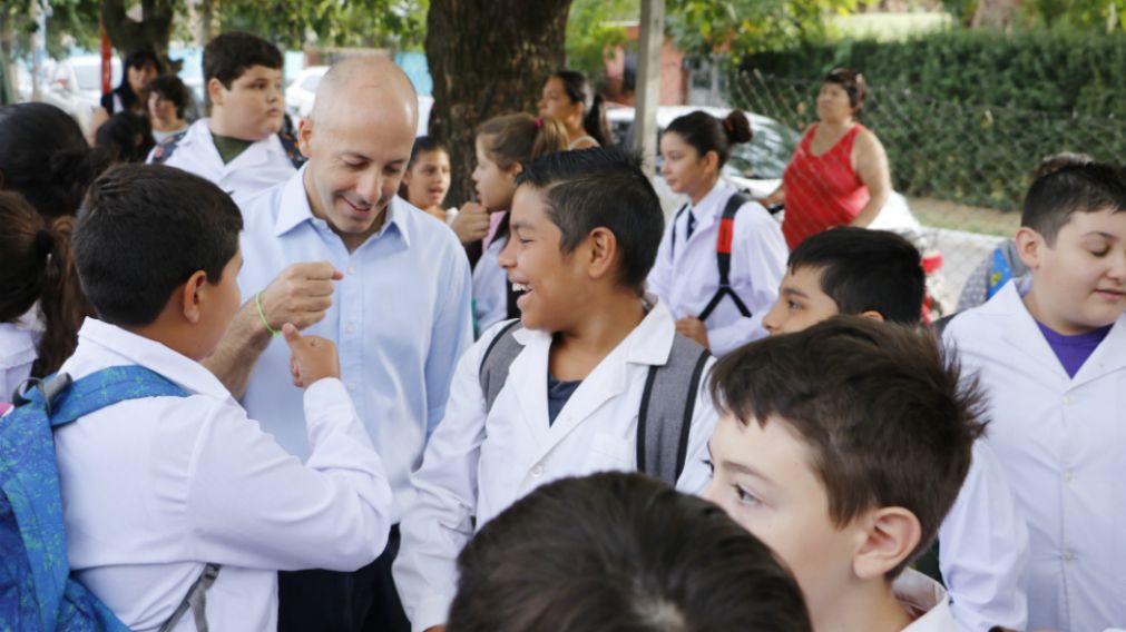 El intendente Ducoté junto a los chicos en su primer día.