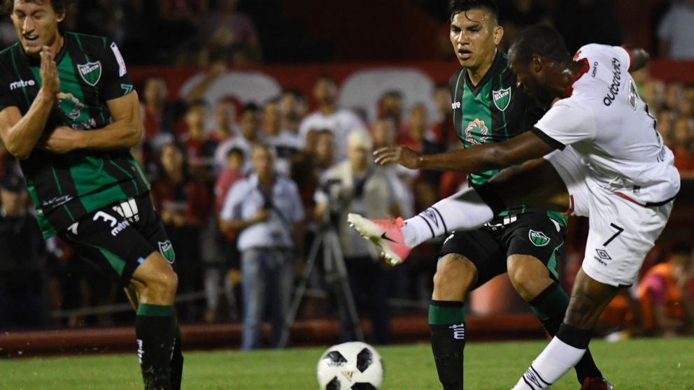 Leal saca el bombazo con destino de gol (FotoBaires).