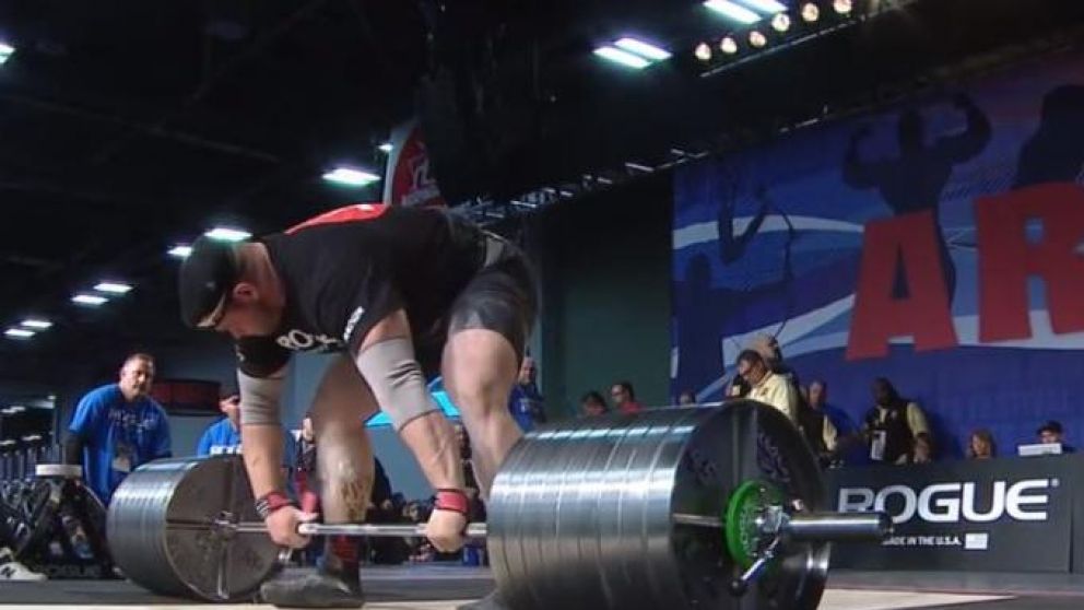El competidor hizo un esfuerzo enorme para levantar 426 kilos. (Captura).