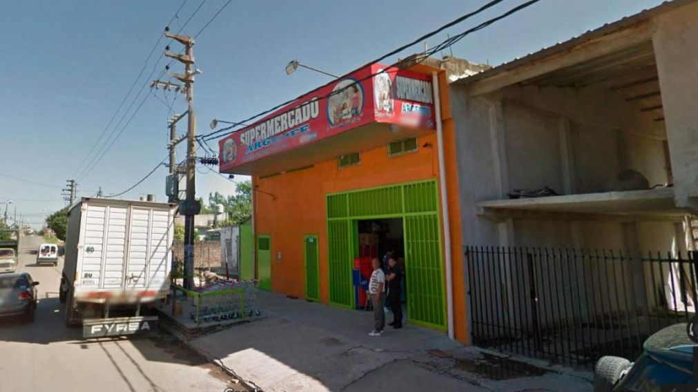 En este supermercado intentaron secuestrar al joven de 17 años.