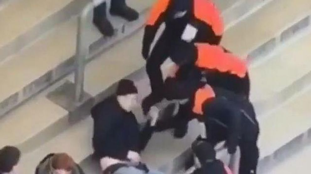 El hombre fue detenido luego de masturbarse en la tribuna visitante. (Captura).