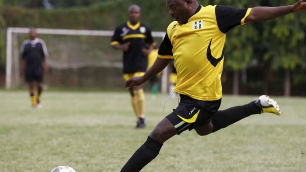 Pierre Nkurunziza juega como delantero y es el goleador de su equipo.