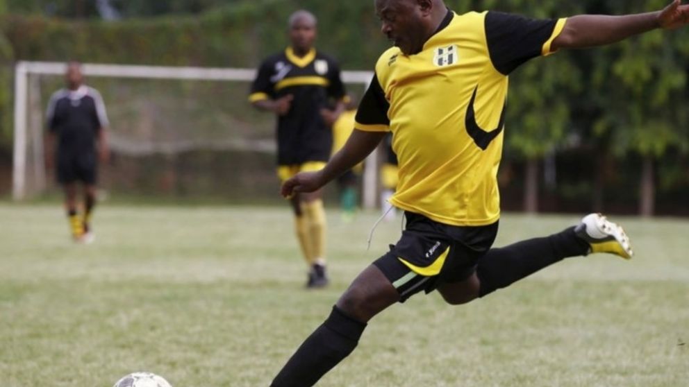 Pierre Nkurunziza juega como delantero y es el goleador de su equipo.