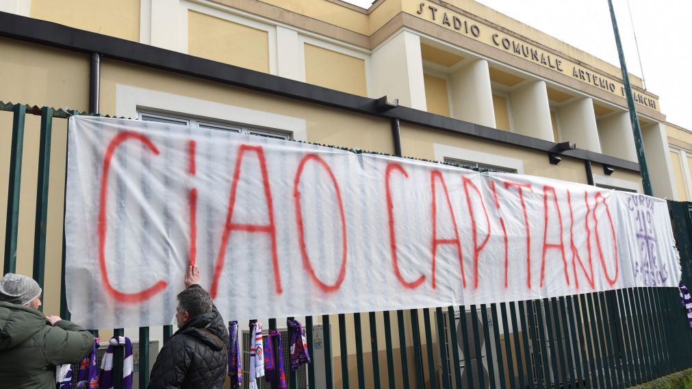 Los hinchas de la Fiorentina despiden a su capit�n.(AFP)