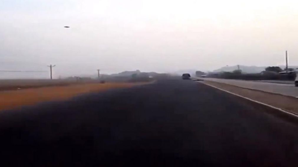 El auto, la ruta y el ovni que quedó grabado. (Captura de video)