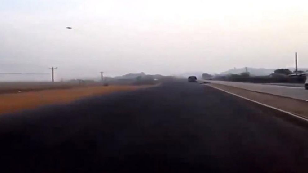 El auto, la ruta y el ovni que quedó grabado. (Captura de video)