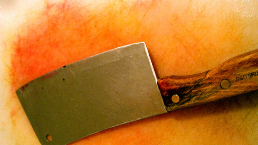 Con una cuchilla de carnicero como está la jove atacó al novio. (Imagen ilustrativa)