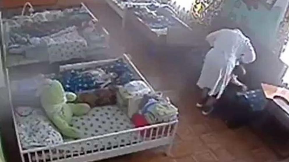 Enfermera le dio brutal golpiza a nene discapacitado en orfanato