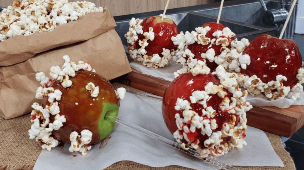 Cómo hacer manzanas caramelizadas con lluvia de pochoclos, una receta de la infancia.