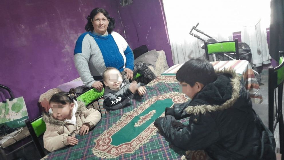 �ngel, de espaldas, grab� un video para pedir donaciones para otros nenes.